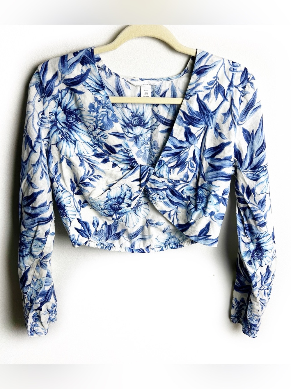 H&M Linen Blend blue and white floral twist-front crop blouse size: M